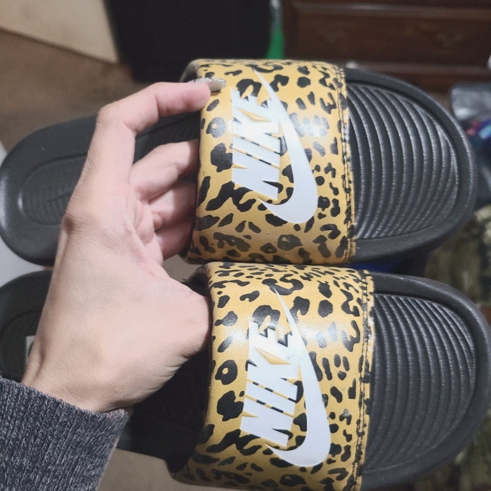 Nike slides sz 6